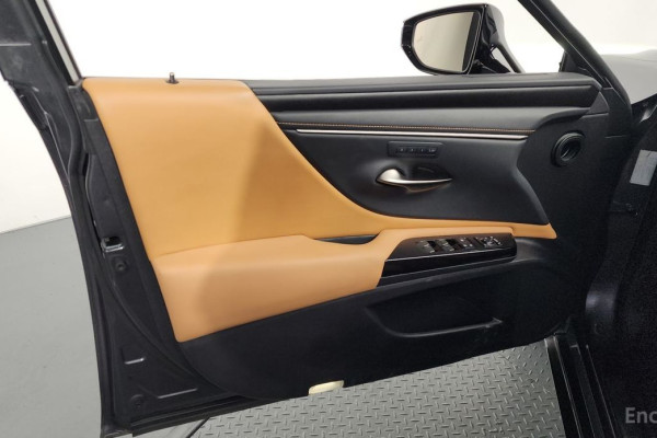 2023 Lexus ES с пробегом 65 670 км