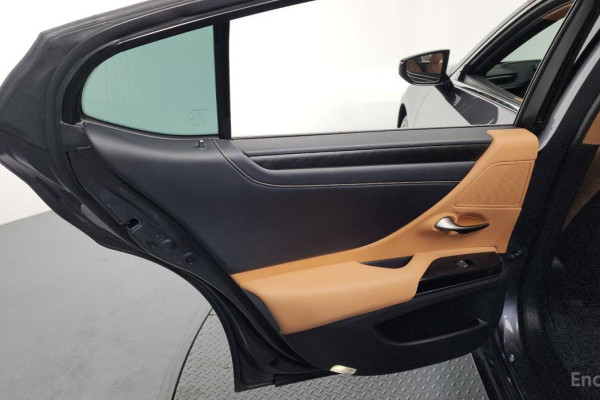 2023 Lexus ES с пробегом 65 670 км