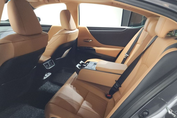 2023 Lexus ES с пробегом 65 670 км