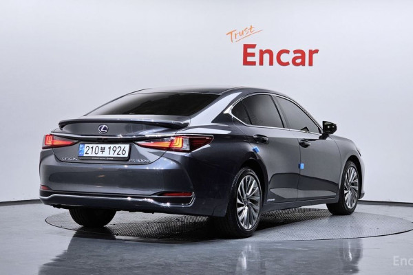 2022 Lexus ES с пробегом 22 696 км