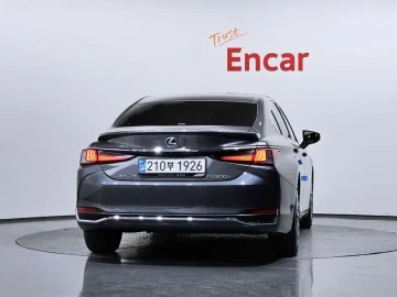 2022 Lexus ES с пробегом 22 696 км