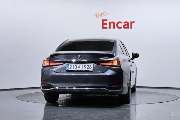 2022 Lexus ES с пробегом 22 696 км