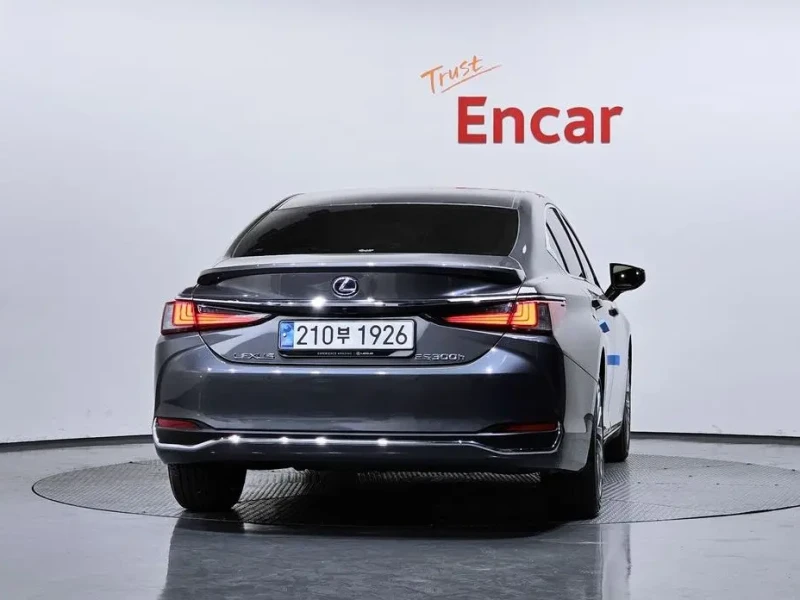 2022 Lexus ES с пробегом 22 696 км