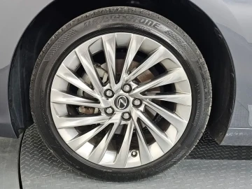 2022 Lexus ES с пробегом 22 696 км