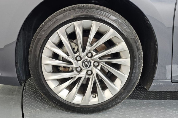 2022 Lexus ES с пробегом 22 696 км