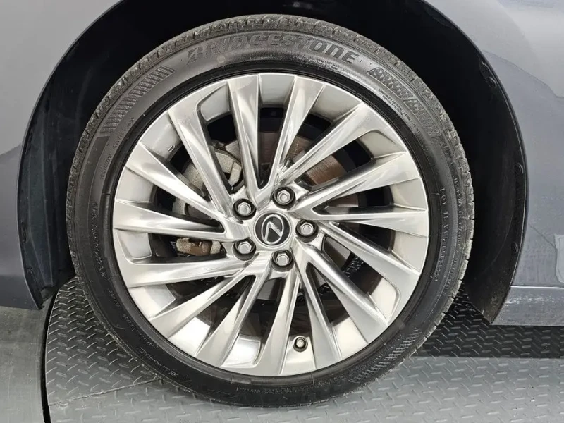 2022 Lexus ES с пробегом 22 696 км
