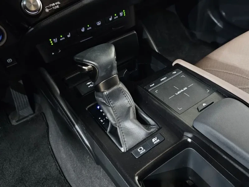 2022 Lexus ES с пробегом 22 696 км