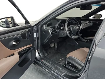 2022 Lexus ES с пробегом 22 696 км