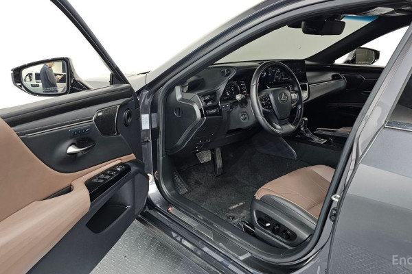 2022 Lexus ES с пробегом 22 696 км