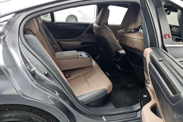 2022 Lexus ES с пробегом 22 696 км