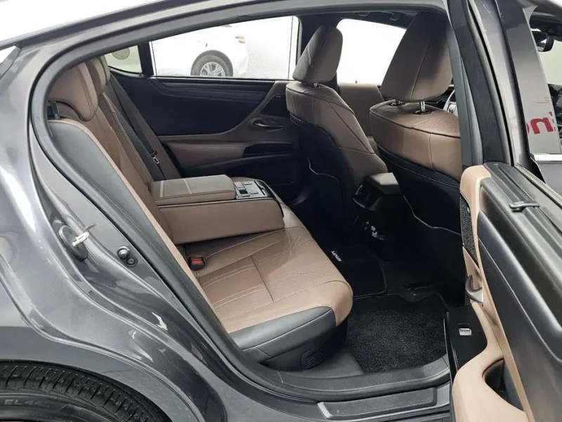2022 Lexus ES с пробегом 22 696 км