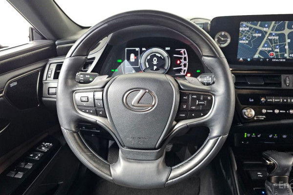 2022 Lexus ES с пробегом 22 696 км