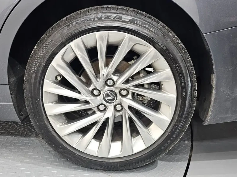 2022 Lexus ES с пробегом 22 696 км