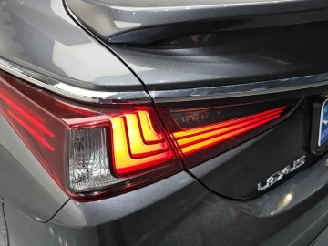 2022 Lexus ES с пробегом 22 696 км