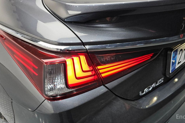 2022 Lexus ES с пробегом 22 696 км