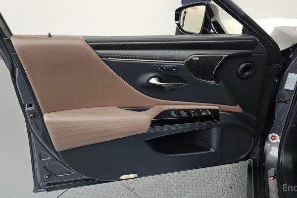 2022 Lexus ES с пробегом 22 696 км