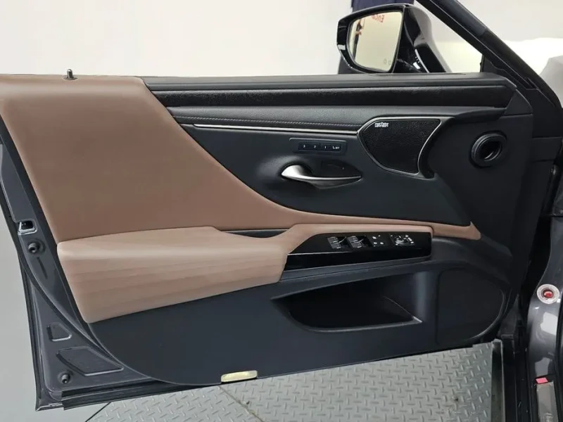 2022 Lexus ES с пробегом 22 696 км