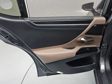 2022 Lexus ES с пробегом 22 696 км