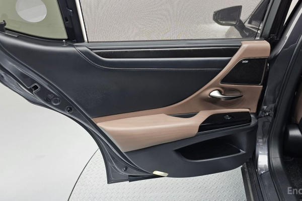 2022 Lexus ES с пробегом 22 696 км