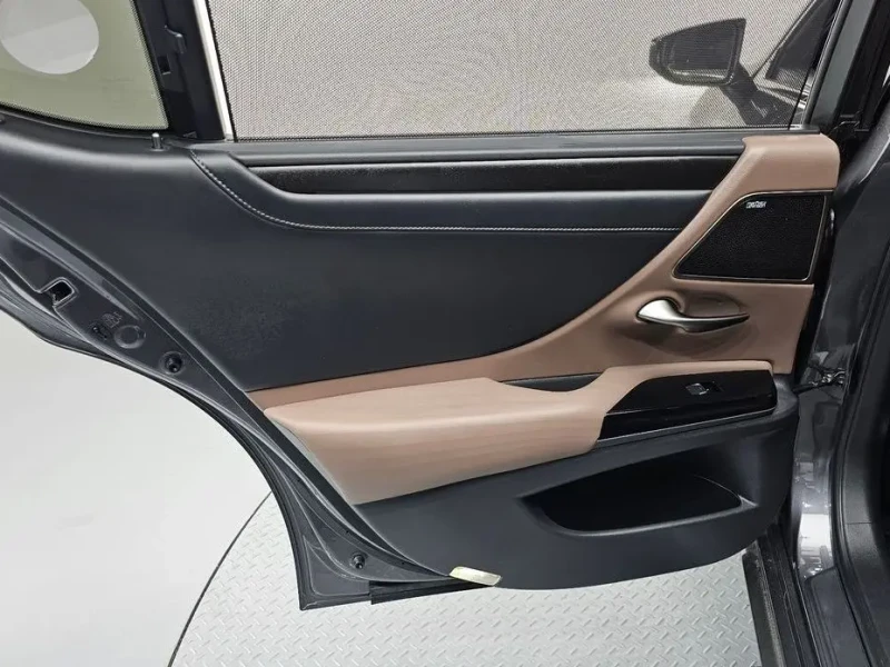 2022 Lexus ES с пробегом 22 696 км