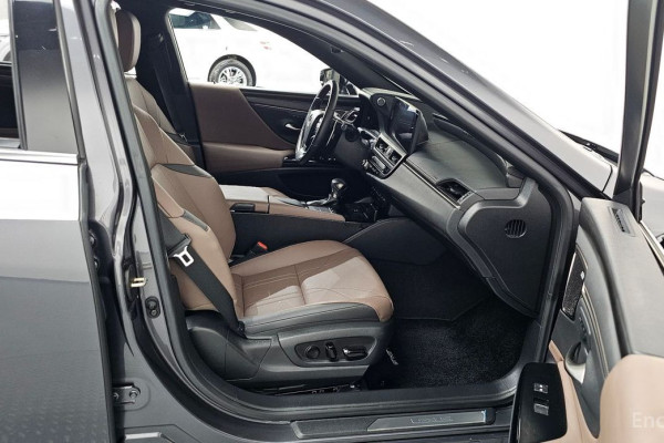 2022 Lexus ES с пробегом 22 696 км