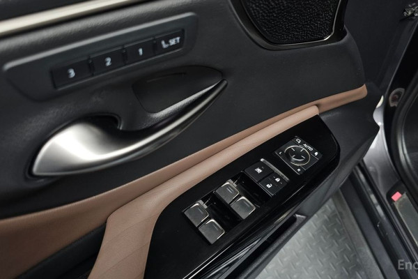 2022 Lexus ES с пробегом 22 696 км