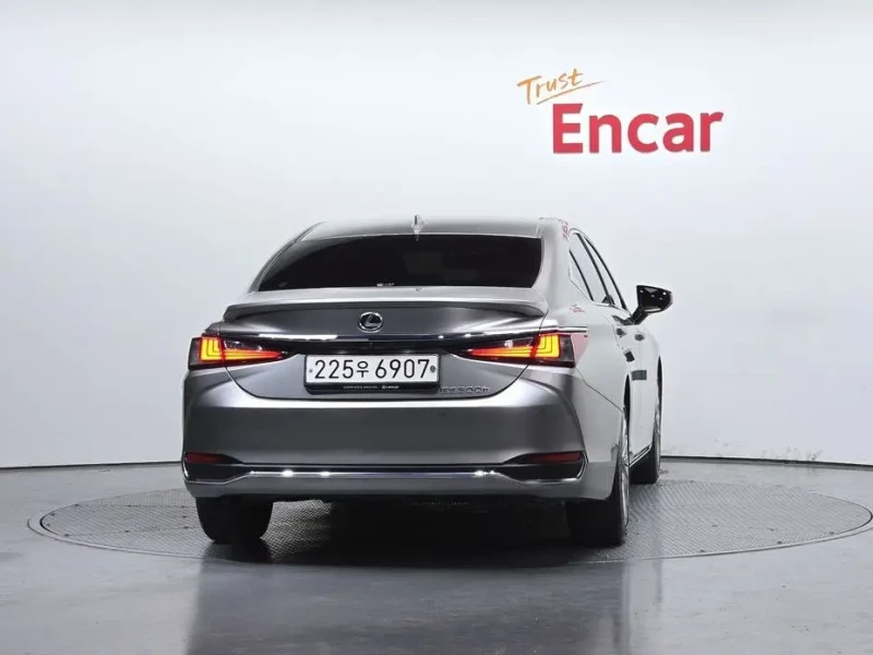 2023 Lexus ES с пробегом 50 154 км