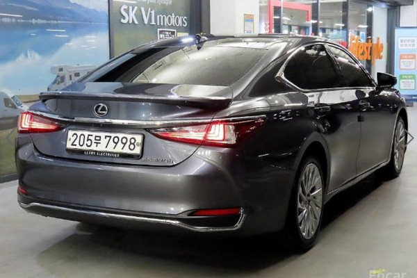 2023 Lexus ES с пробегом 65 651 км