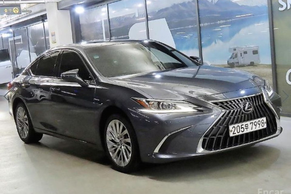2023 Lexus ES с пробегом 65 651 км