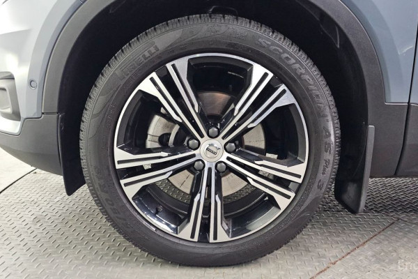 2022 Volvo XC40 с пробегом 75 519 км