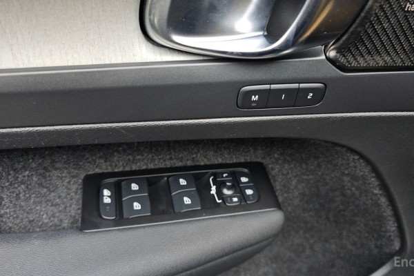 2022 Volvo XC40 с пробегом 75 519 км