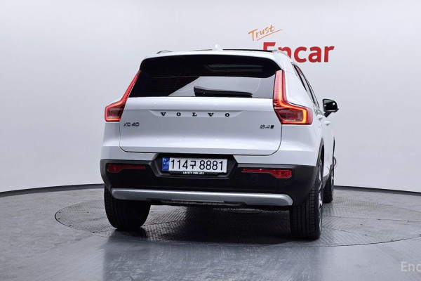 2025 Volvo XC40 с пробегом 4 890 км