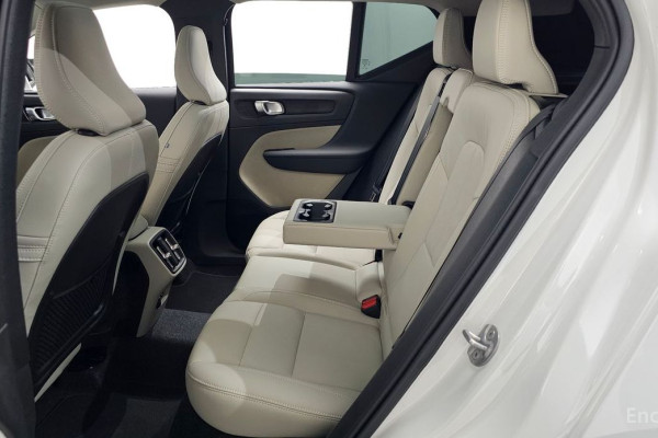 2025 Volvo XC40 с пробегом 4 890 км