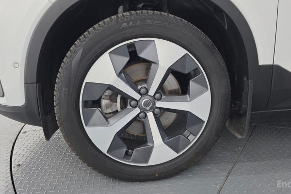 2023 Volvo XC40 с пробегом 72 953 км