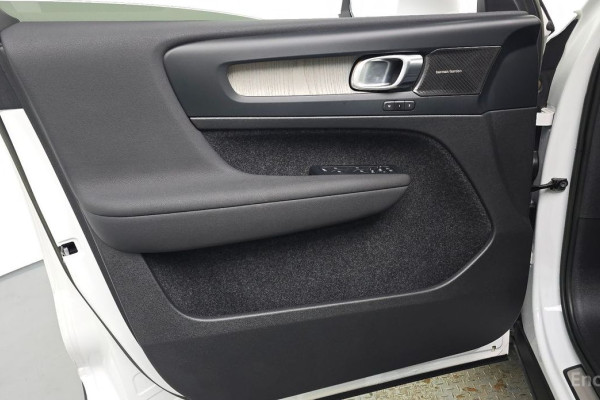 2022 Volvo XC40 с пробегом 9 505 км