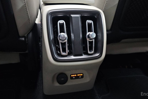 2024 Volvo XC40 с пробегом 35 661 км