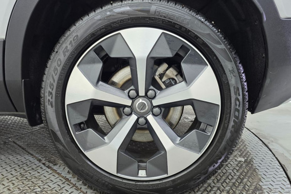 2024 Volvo XC40 с пробегом 44 215 км