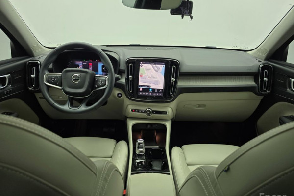 2024 Volvo XC40 с пробегом 44 215 км