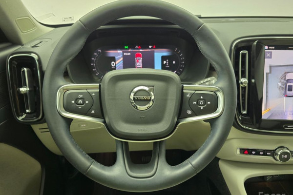 2024 Volvo XC40 с пробегом 44 215 км