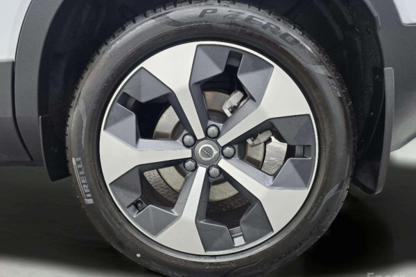 2025 Volvo XC40 с пробегом 8 467 км