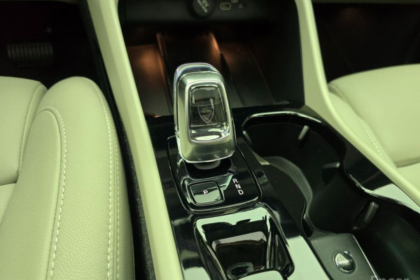 2025 Volvo XC40 с пробегом 8 467 км