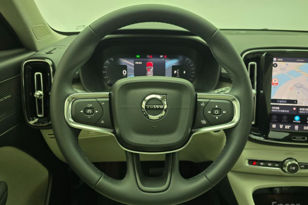 2025 Volvo XC40 с пробегом 8 467 км