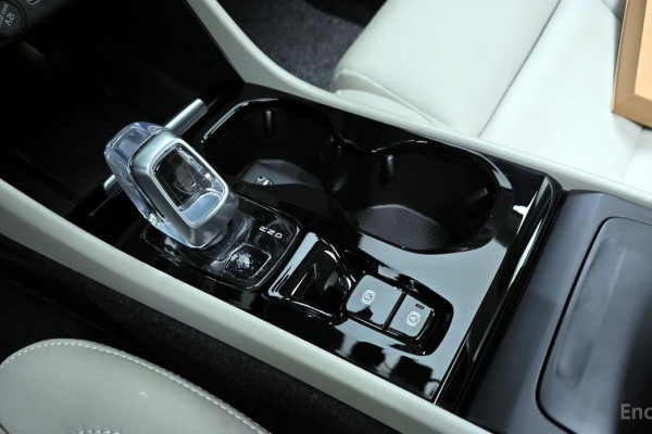 2024 Volvo XC40 с пробегом 5 908 км