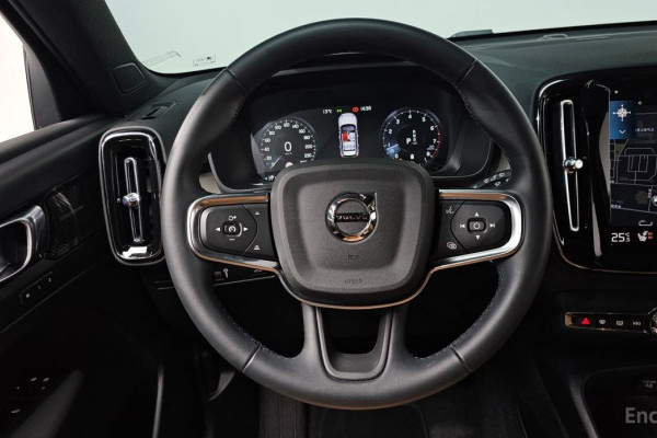 2021 Volvo XC40 с пробегом 25 669 км