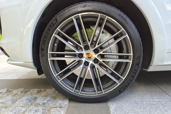 2020 Porsche Cayenne с пробегом 23 000 км