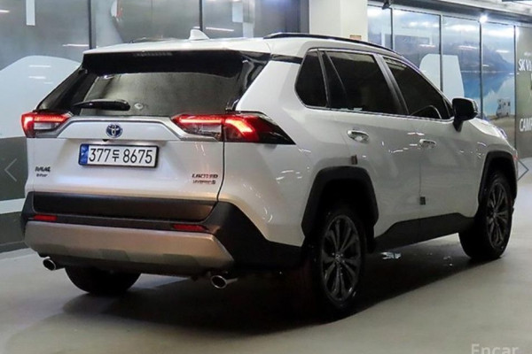 2024 Toyota RAV4 с пробегом 11 431 км