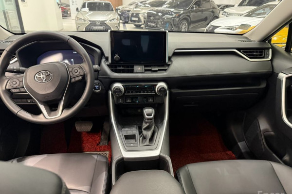 2023 Toyota RAV4 с пробегом 27 187 км