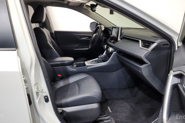 2024 Toyota RAV4 с пробегом 49 601 км