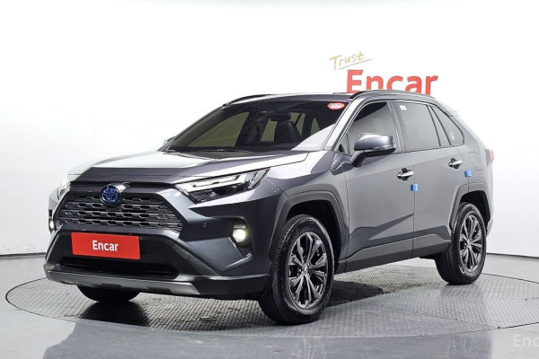 2023 Toyota RAV4 с пробегом 12 945 км