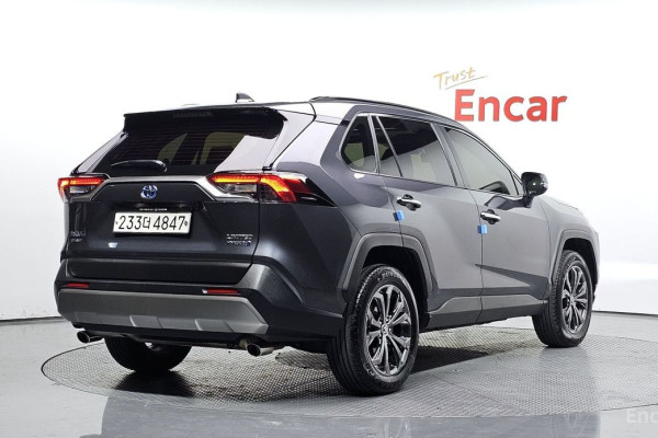 2023 Toyota RAV4 с пробегом 12 945 км